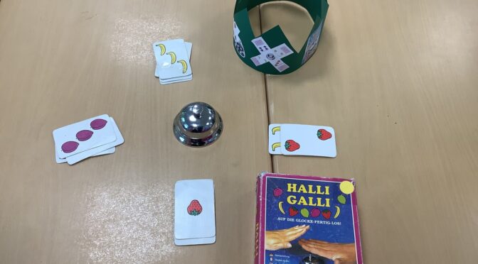 Spielkarten und Papierkrone