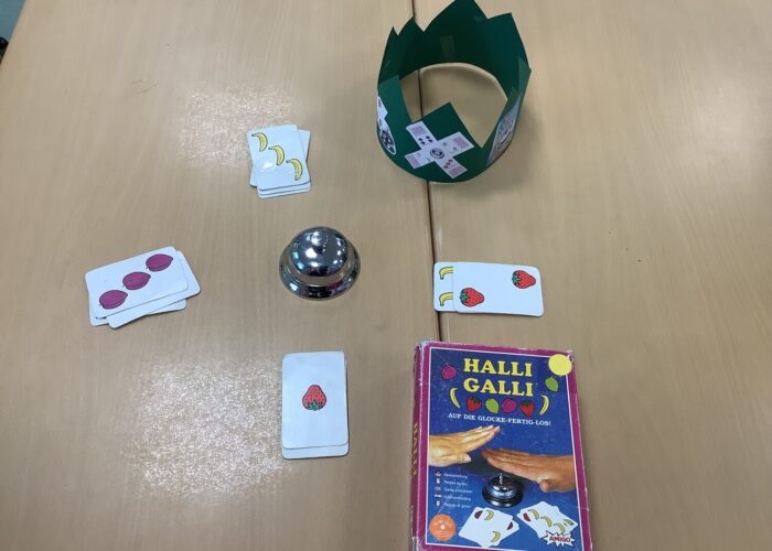 Spielkarten und Papierkrone