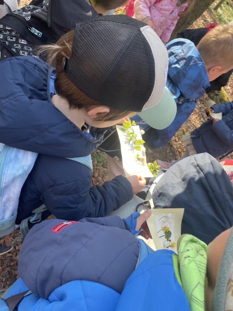 Kinder mit Papierkarten