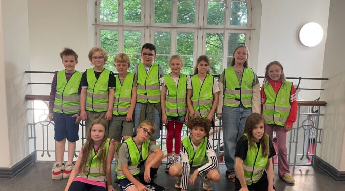 Kinder mit Streitschlichterwesten in einem Schulflur