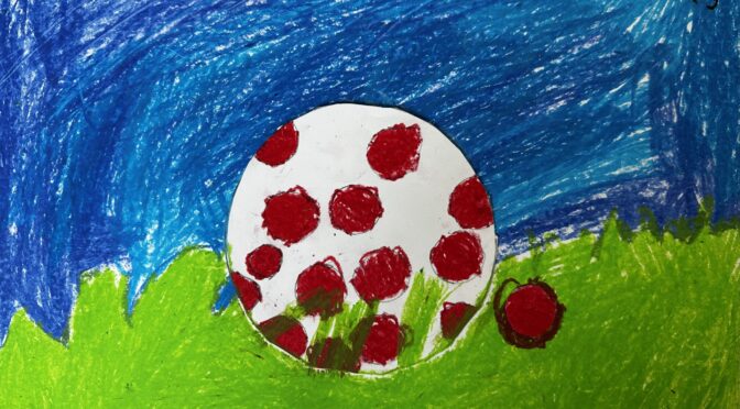 ein von einem Kind gemaltes Bild auf dem eine Wiese und ein weißer Ball mit roten Punkten zu sehen ist